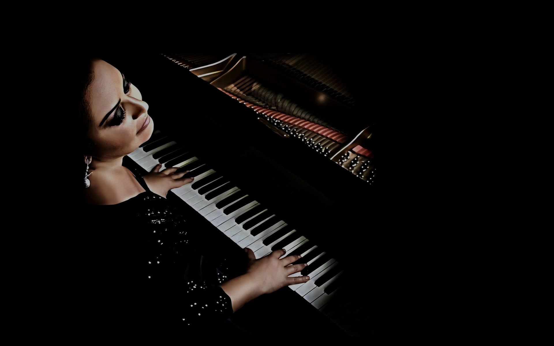 Mehveş Emeç Piyanosunun Başında